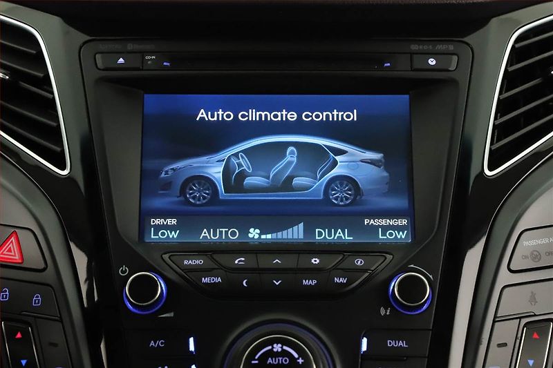 Hyundai i40 (2013) 2.0 GDI, Automat, Navi, Xenony - fotka 14 z 20