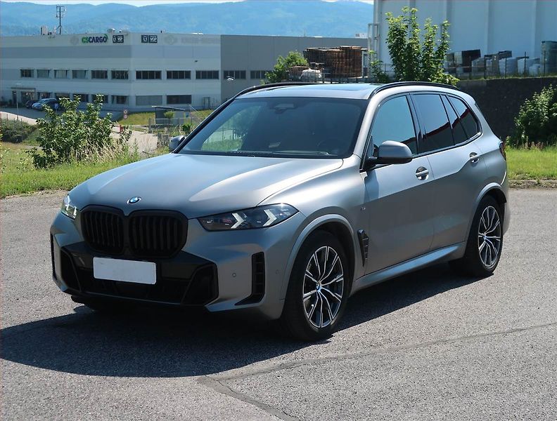 BMW X5 (2023) xDrive30d - fotka 2 z 14