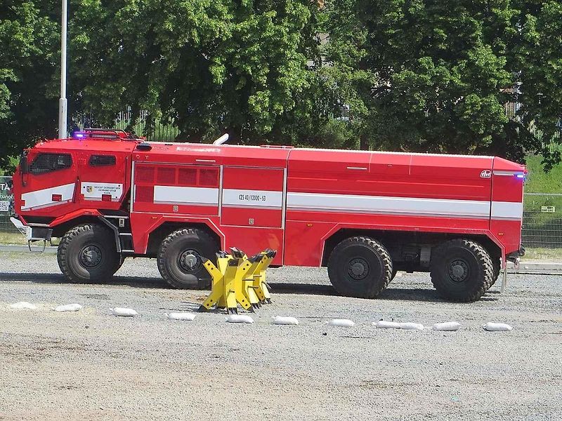 Velkoobjemová cisternová automobilová stříkačka Tatra Force CAS 30/9000/540 S3R.