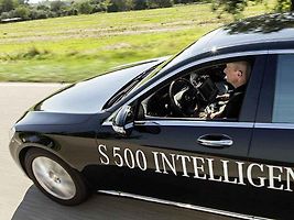 Mercedes vybavený systémem Inteligent Drive urazil bez zásahu řidiče 100 kilometrů.