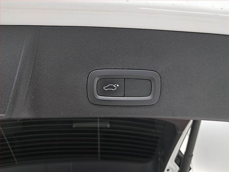 Volvo XC40 (2018) R-Design T4 AWD - fotka 16 z 20