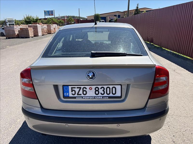 Škoda Octavia 1,6 FSi KLIMA TAŽNÉ  STK 6/28 - fotka 7 z 27