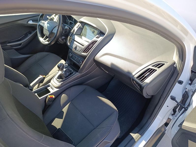 Ford Focus 1.0 ECOBOOST TREND ČR 1.MAJ  - fotka 15 z 27