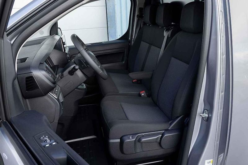 Také novou Toyotu Proace jsem mohl prověřit při jízdách v okolí Haagu
