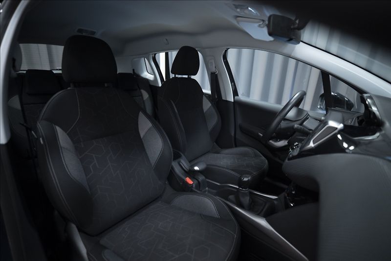 Peugeot 2008 1,2 i 1. AUT. AC VÝHŘEV 1. MAJ - fotka 7 z 36