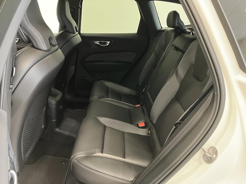 Volvo XC60 T6 AWD Black Edition Plus AT8 - fotka 12 z 47