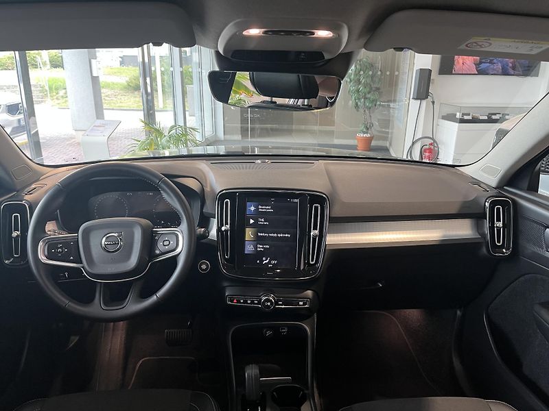 Volvo XC40 (2024) D3 AWD MOMENTUM - fotka 14 z 15