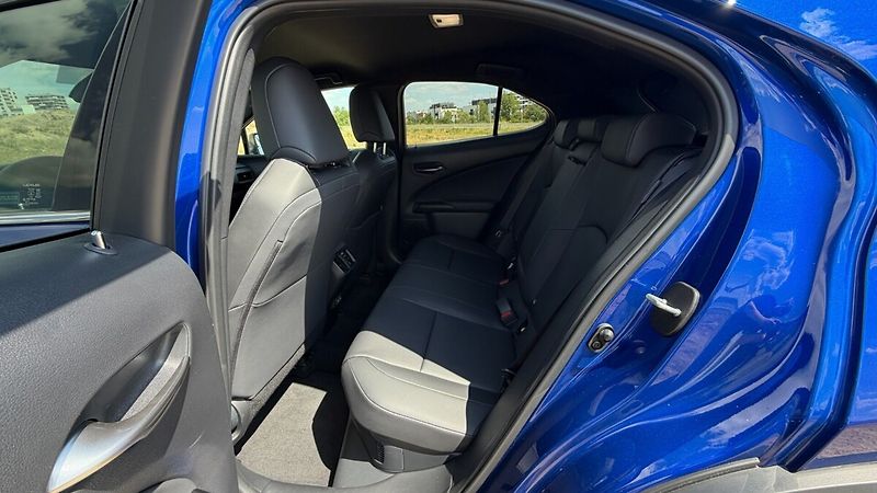 Lexus UX 300h 300H 2,0 HEV F SPORT DESIGN - fotka 21 z 28