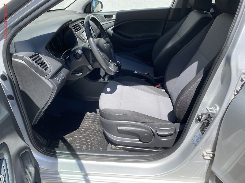 Hyundai i20 (2019) 1.0 T-GDi, YES! navi, kamera - fotka 9 z 17