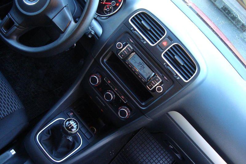 Volkswagen Golf (2011) VI.1.6TDi,ČR,S.kn1.MajSTK 8/27 - fotka 49 z 67
