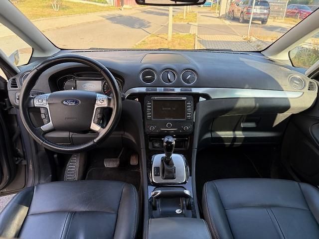 Ford S-MAX (2013) 2.0 Titanium, 7 míst - fotka 2 z 10
