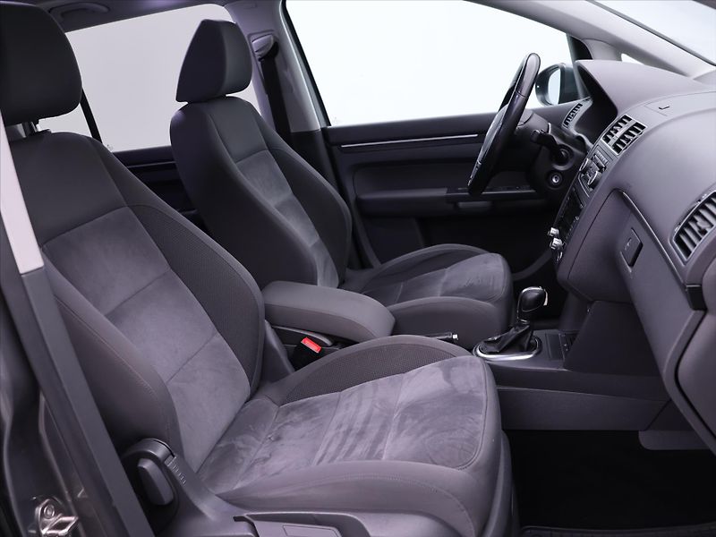 Volkswagen Touran 2,0 TDI 125kW DSG Highline - fotka 9 z 26