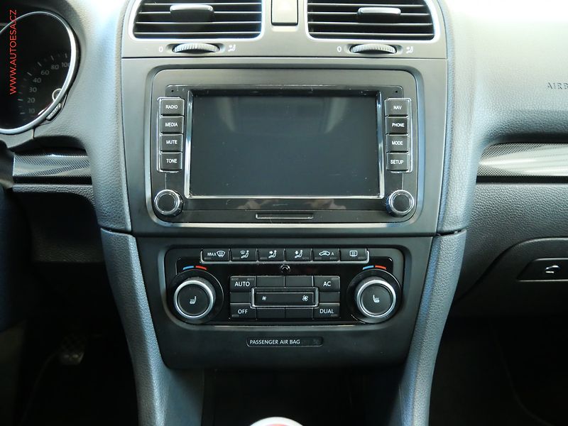 Volkswagen Golf (2011) 1.6 TDi, AC, park.asist - fotka 13 z 17