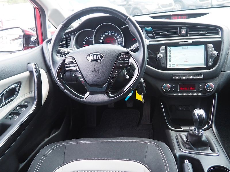Kia Ceed (2018) 1.6 CRDi, 100 kW, 1. Maj ČR - fotka 16 z 43