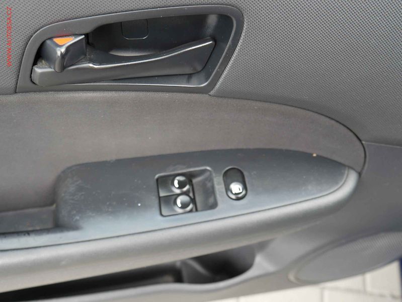 Hyundai i30 (2007) 1.4i, AC, STK5/28 - fotka 11 z 16