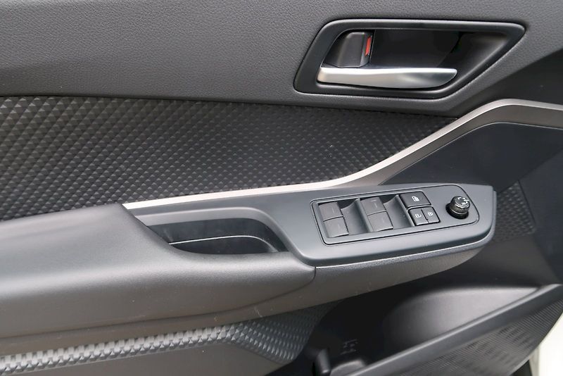 Toyota C-HR (2023) Comfort Business 1,8  Hybrid e - fotka 18 z 31
