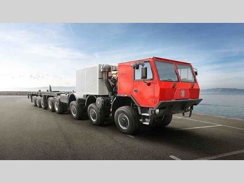 Tatra Force 8x8 – vozidlo pro přepravu potrubí.