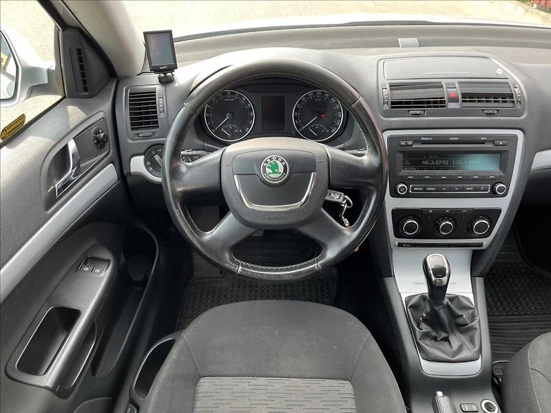 Škoda Octavia 1,6 TDi KLIMA ROZVODY SERVIS - fotka 14 z 34