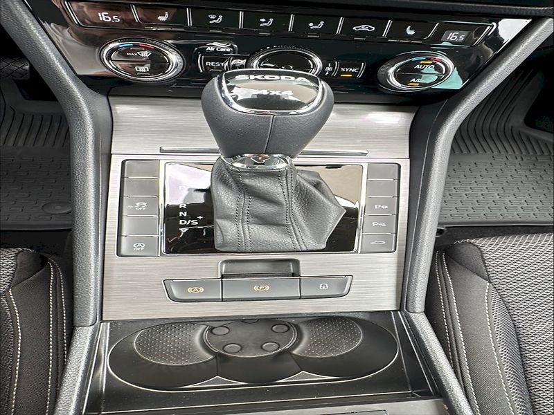 Škoda Superb (2024) COM GRT STY 4X4 TD 140/2.0 A7A - fotka 23 z 24