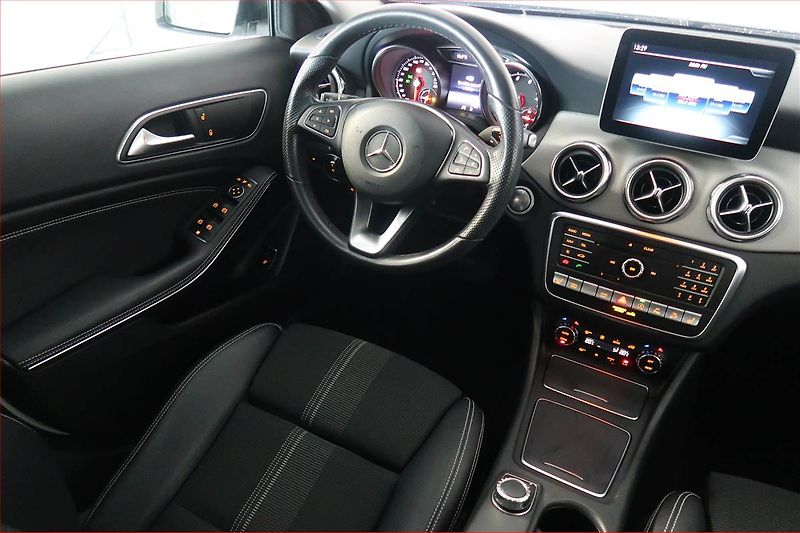Mercedes-Benz GLA (2018) Urban 220 4MATIC - fotka 7 z 19