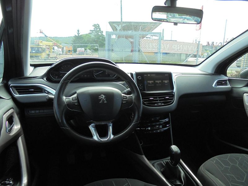 Peugeot 2008 (2015) 1.2 VTI-ČR-1.MAJITEL-SERVISKA - fotka 8 z 13