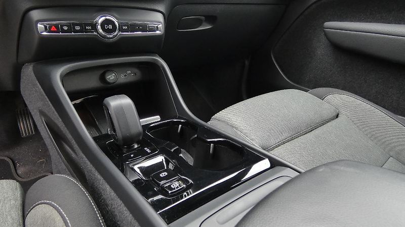 Volvo XC40 B3 PLUS DARK - fotka 6 z 23