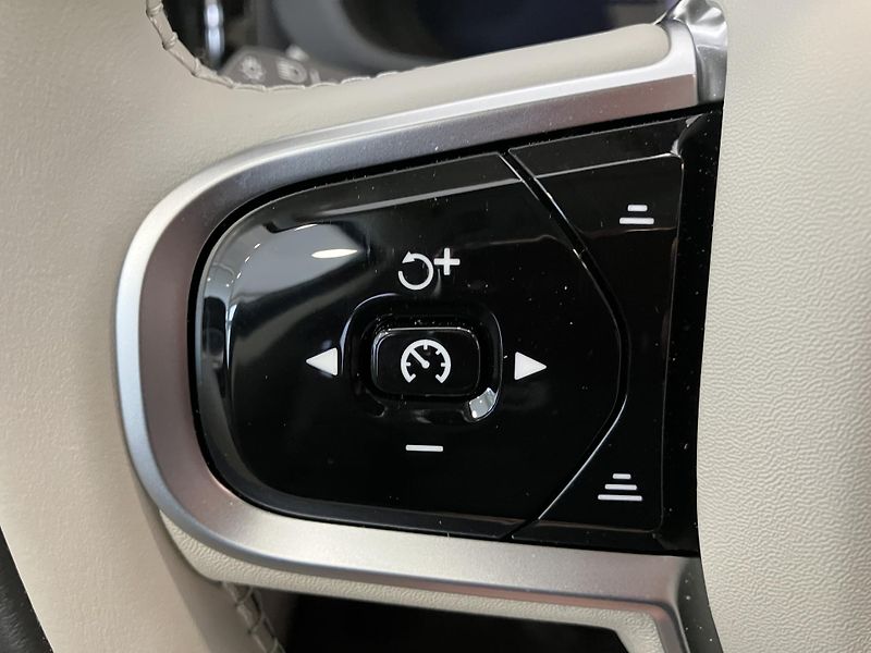 Volvo XC60 B5 AWD Ultra Bright-REZERVACE - fotka 23 z 53