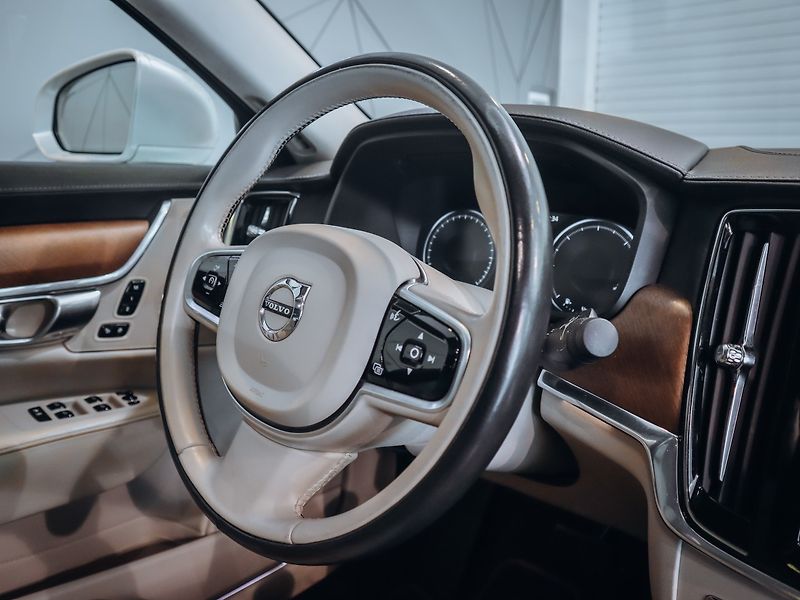 Volvo S90 2.0 D5 AWD Inscription 173kW - fotka 14 z 23