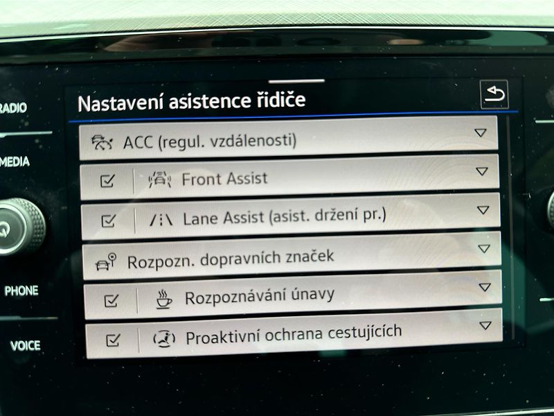 Volkswagen Passat 2.0TDI 110kW DSG BUSINESS PREM - fotka 16 z 19