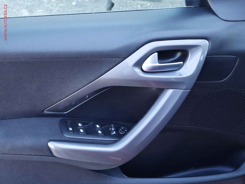 Peugeot 2008 (2019) 1.2 PT, 1.maj,ČR, 1.M-ČR - fotka 14 z 14