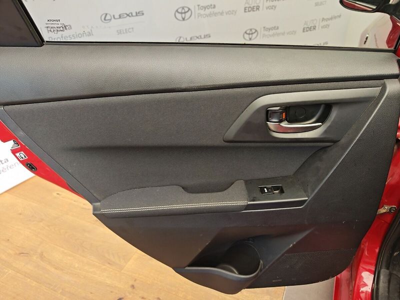 Toyota Auris 1.3 Dual VVT-i Active - fotka 17 z 30