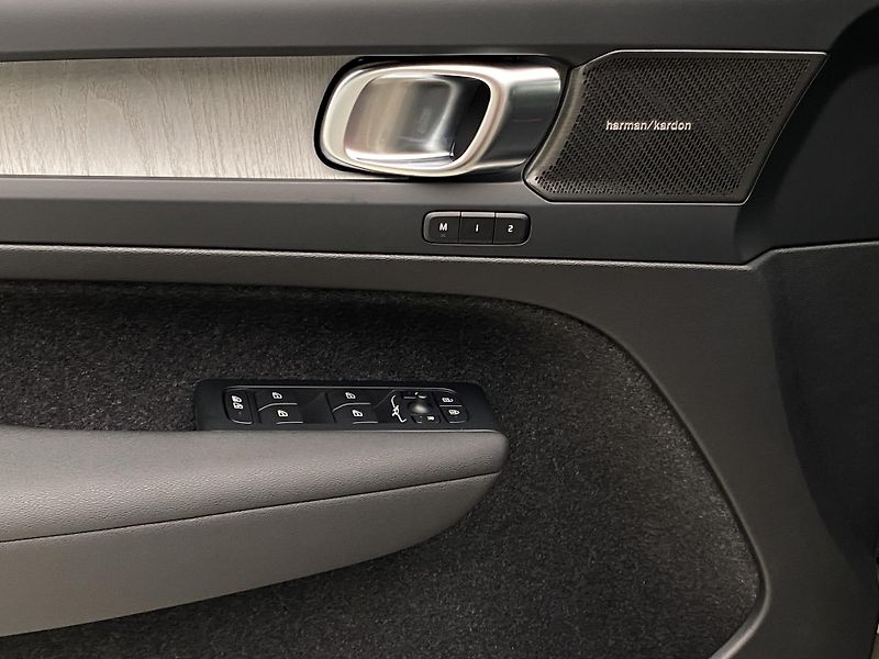 Volvo XC40 (2026) B3 AUT DARK ULTRA - fotka 27 z 66