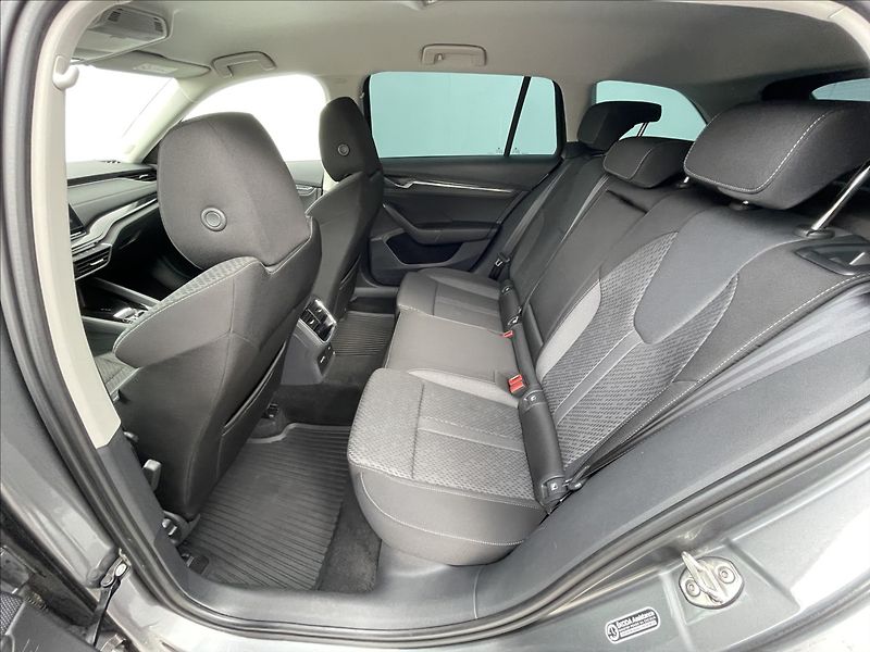 Škoda Octavia 2,0 TDI DSG Combi Style TAŽNÉ - fotka 16 z 23