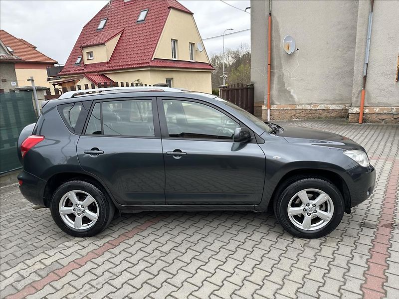 Toyota RAV4 2,2 D-4D BEZ KOROZE PO SERVISE - fotka 2 z 21