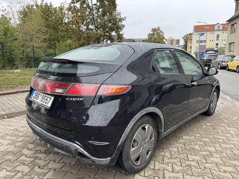 Honda Civic (2008) 1.4 i-DSI 63kW klima - fotka 5 z 13
