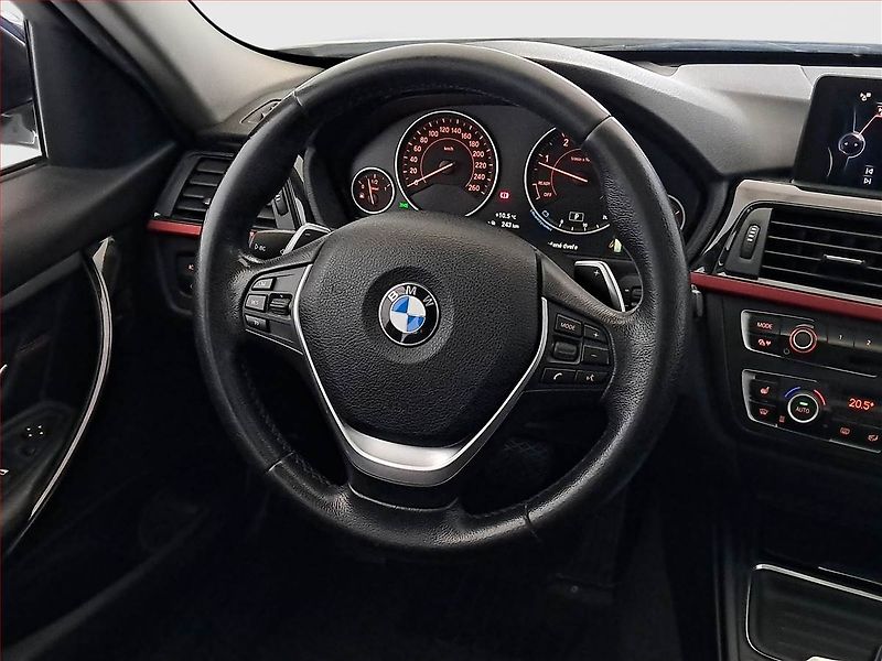 BMW Řada 3 (2015) 320 d, Automat, Navi, Xenony - fotka 16 z 19