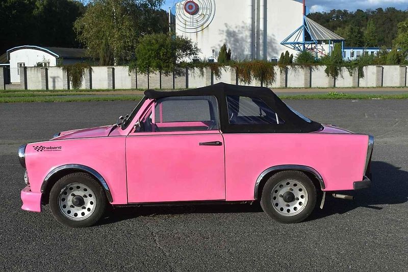Trabant Cabrio, zejména v takovéto růžové barvě, budí zaslouženou pozornost.