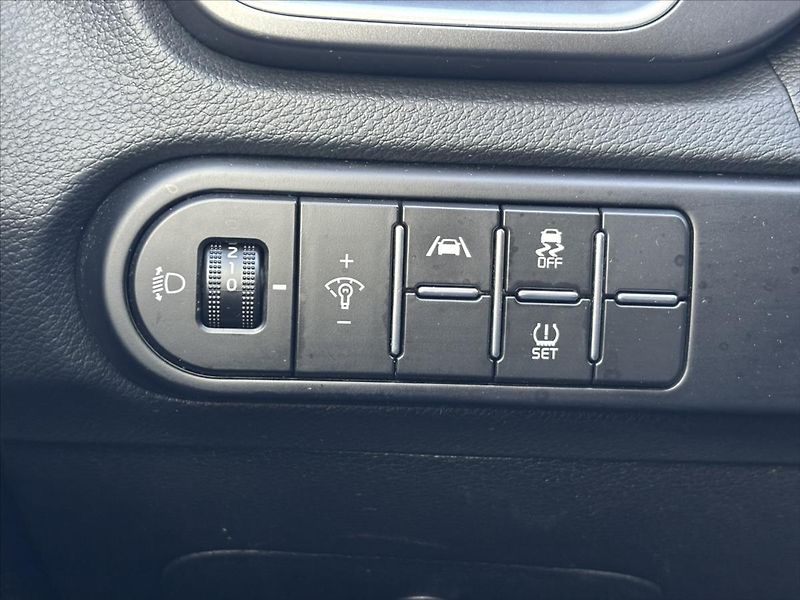 Kia Ceed 1,5 TGDi 118kW TOP ZÁRUKA NAVI - fotka 31 z 39