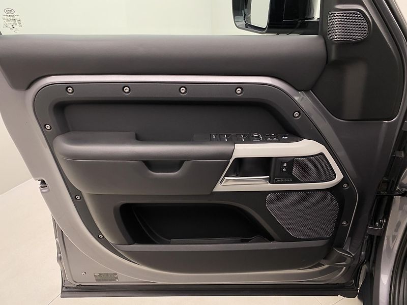 Land Rover Defender 110 D250 HSE AWD AUT CZ - fotka 7 z 51