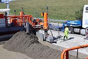 Poslední letošní opravovaný úsek dálnice D5 dostává nový cemento-betonový povrch.