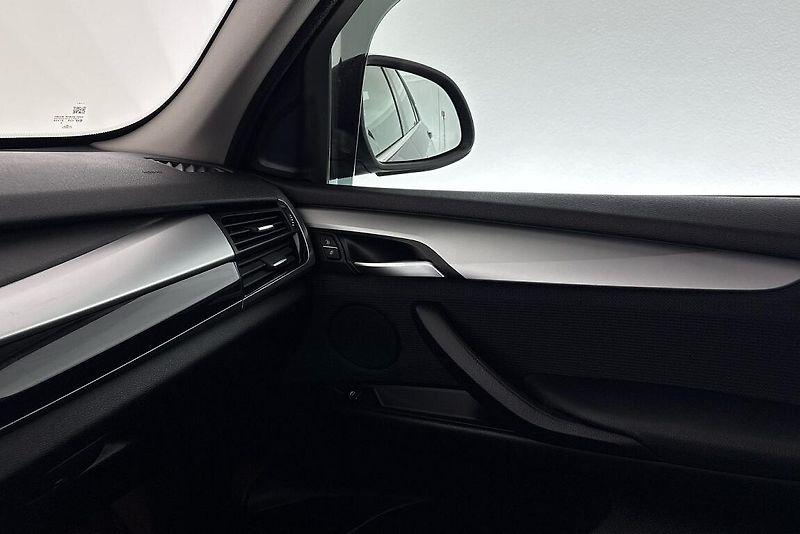 BMW X5 xDrive 35i - fotka 19 z 26