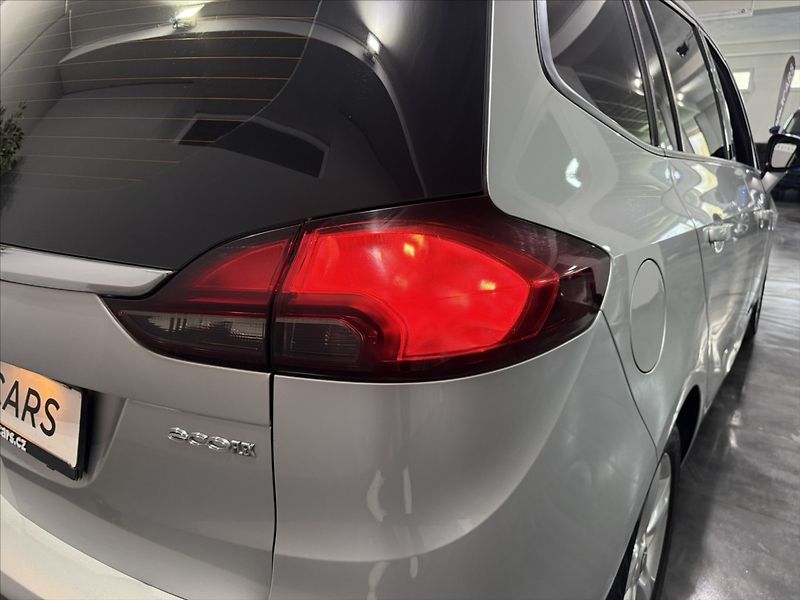 Opel Zafira 1,4   TURBO COSMO VÝHŘEV TZ - fotka 37 z 49