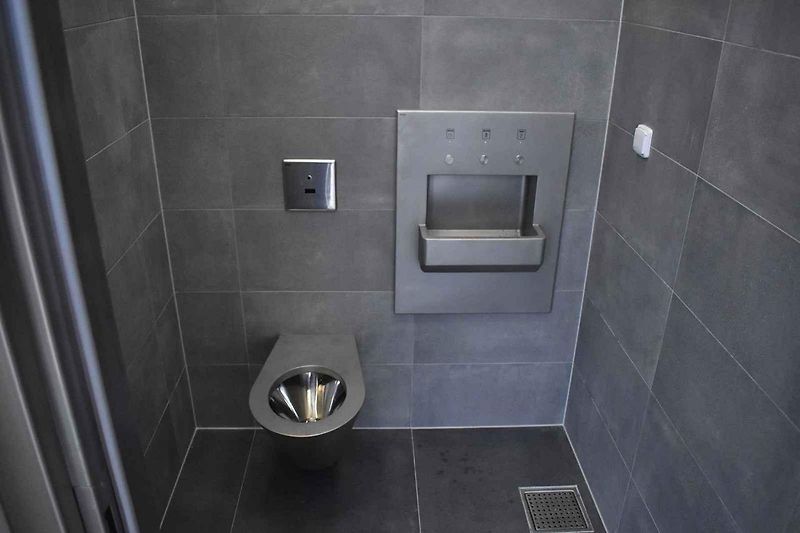 Čerpací stanice jsou na obou stranách dálnice,
