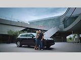 Pár, který se vezme za jízdy v Porsche Cayenne