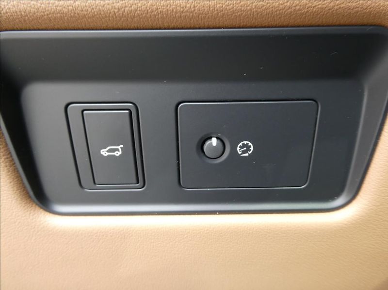 Jaguar F-Pace 2,0 D200 SE,1.maj,ČR,DPH,Pano - fotka 21 z 40