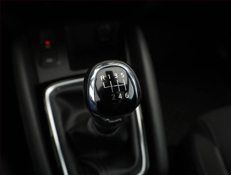 Nissan Qashqai (2018) 1.6 DIG-T, Navi, Tempomat - fotka 14 z 19