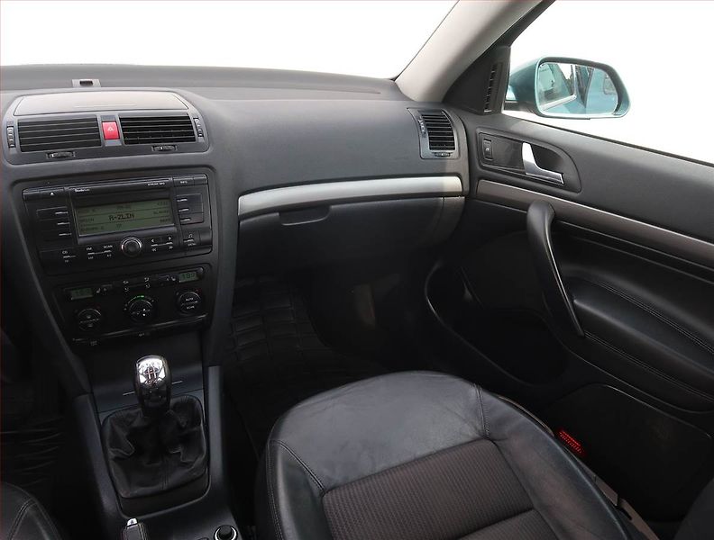 Škoda Octavia (2007) Elegance 1.6, Serv.kniha - fotka 8 z 19
