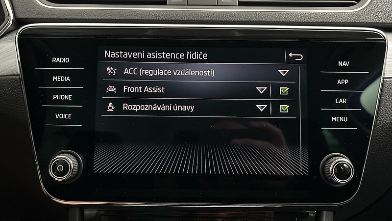 Škoda Superb 2.0 TDI Ambition Combi - fotka 23 z 24