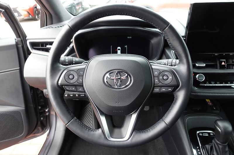 Toyota Corolla 2,0 HEV Executive TS - fotka 18 z 31