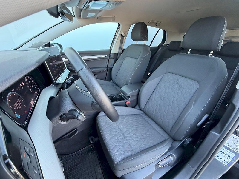 Volkswagen Golf (2025) 1.5 TSI 85kW People - fotka 6 z 35